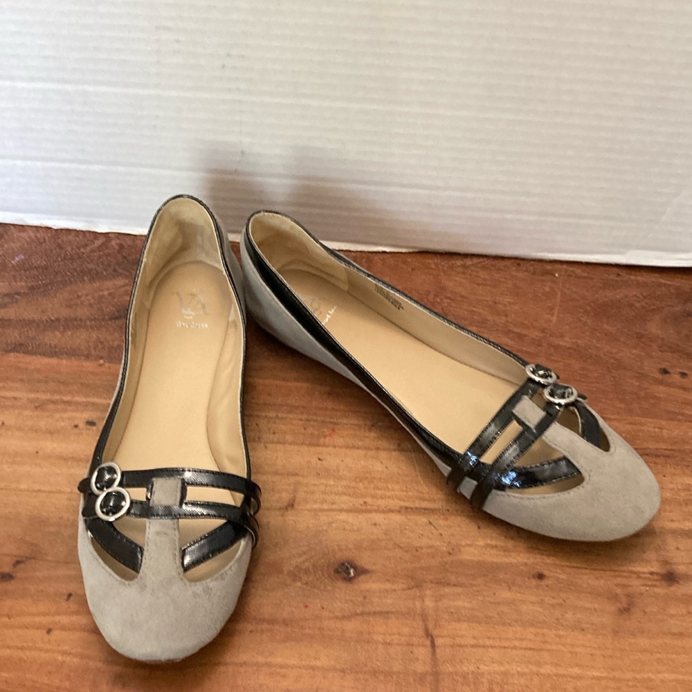 Velvet Angels Leather Opel Cream and Black Flats with Decorative Buckle
SIZE 37